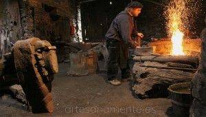 Maestro herrero trabajando la forja tradicional en mazo de mazonovo, los oscos, Asturias