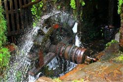 rueda de molino de agua de la antigua herrería de Mazonovo