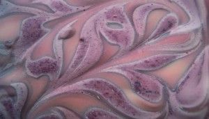 jabon elaborado con aceite usado y decorado con técnica de marmolado con colores rosas y lilas