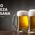 Cartel para anunciar curso de cerveza artesana con dos jarras de cerveza con fondo gris